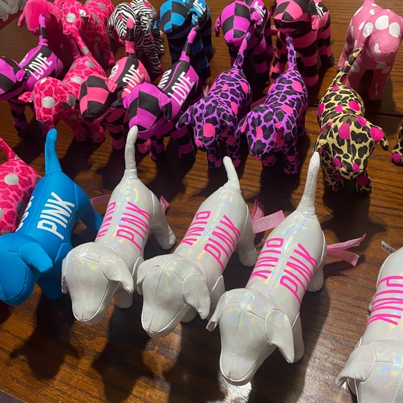 Bundle of 30 VS Pink dogs - Picture 10 of 10